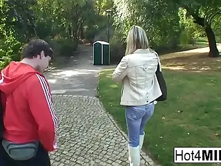 Une MILF sensuelle savoure un plan à trois torride avec deux partenaires, son implication créant un réseau d'excitation partagée. Les regards échangés dans le feu de l'action attisent encore plus la flamme, rendant les dynamiques électriques. Des éclats d'énergie collective mènent à des intensités à deux, offrant un frisson multifacette.