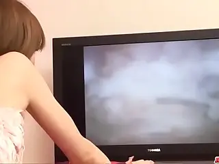 Asyiknya blowjob panas dengan Yuu Mahiru, bibir dan lidahnya bekerja memikat saat ia menggoda dan memanas-panasi, lihat dia hanyut dalam momen itu, menyerah pada sentuhan ahli. Suara kenikmatan mereka memenuhi udara, simfoni nafsu dan keinginan yang tak bisa diabaikan.