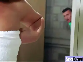 Sundal montok ini makin horny pas main hardcore camsex sama MILF cokelat seksi, nagih banget liatnya! Erangan mereka bikin merinding.