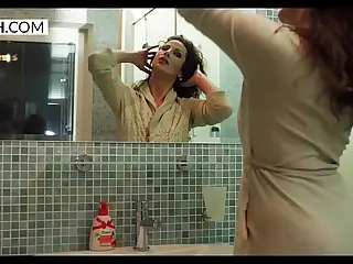 Séduction torride sous la douche avec Reina Pornero, une MILF qui laisse ses inhibitions s’écouler avec l’eau. Les surfaces glissantes intensifient le plaisir alors que les corps se frottent, les souffles se mêlant dans la brume. Les gouttelettes éclaboussent, créant une symphonie qui amplifie chaque sensation.