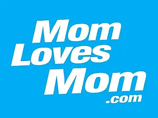 Mấy bà mẹ MILF lesbian già dùng đồ chơi với kinh nghiệm dày dặn và hóa học nóng bỏng. Tiếng cười hòa với tiếng rên khi đồ chơi vào cuộc, mỗi cái chạm đều có chủ đích. Tiếng rung nhẹ lan tỏa khắp phòng, thêm gia vị kích thích cho cuộc khám phá.