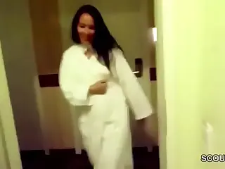 Một bà mẹ MILF người Đức đi nghỉ bị cậu trai trẻ quyến rũ, dẫn đến cuộc gặp gỡ đầy đam mê và khám phá. Những lời thì thầm bằng thứ tiếng lạ càng làm tăng thêm phần kích thích.