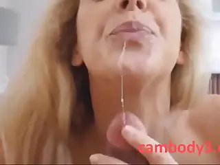 Une MILF canon séduit son beau-fils pour une baise torride, où les limites s'estompent et les désirs deviennent fous. La façon dont elle le regarde, le contact de leurs peaux... c'est électrisant.