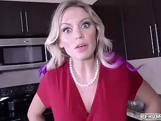 MILF seksi Kenzie Taylor pegang kontol anak tiri buat oral enak, semangatnya ubah momen jadi pusaran kegembiraan. Rasa asin hidupin lidah saat irama makin cepat, udara penuh desahan dan jilatan. Skill oral liar bikin adegan tak terlupakan, campurkan kejutan dan nikmat yang bikin tubuh gemetar.