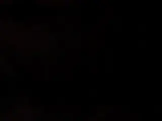 妈妈级熟女施展性感诱惑游戏，用撩人眼神与缓慢挑逗瞬间点燃室温。衣物摩挲裸肤的窸窣声加剧攀升的期待。耳语化为大胆行动，掀起满足的激情风暴