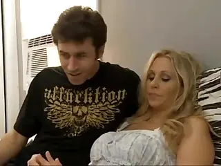 Julia Ann spielt in der offiziellen 