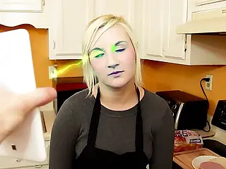 催眠术让继母陷入疯狂，与菲菲·福克斯上演一场迷乱交媾。耳畔的低语命令增添毛骨悚然的质感，释放出深藏的欲望。场面瞬间爆发，控制化为激情的洪流。