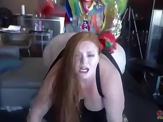 Erlebe die rohe Leidenschaft, wie ich meine BBW in den Arsch ficke – jeder Stoß beweist unsere unbändige Gier, und wie sie sich windet und stöhnt, zeigt, wie sehr es ihr gefällt. Spür die Hitze, wenn wir unsere Grenzen austesten.