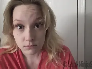 Spüre die Spannung, als eine erschöpfte Stiefmutter hitzig mit ihrem Stiefsohn liebäugelt, wo unausgesprochene Begierden an die Oberfläche kommen. Erhasche die schnellen, verstohlenen Blicke zwischen den beiden, während sie mit ihrer Anziehung kämpfen.