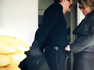 Pasangan remaja amatir berlomba menuju ekstasi, sesi buatan rumah mereka meledak dengan energi cepat demi cumshot di payudara. Kehangatan lengket orgasme menguar di udara, bercampur napas tergesa yang membuat jantung berdebar. Mereka abadikan momen mentah itu, biarkan hasrat mengalir seperti banjir kebahagiaan.