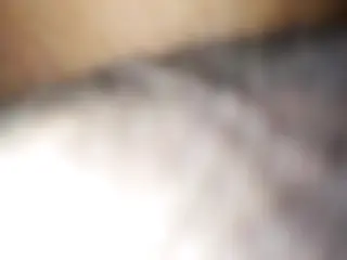 یک مادر تنها آروم و حساب‌شده شروع به بازی می‌کنه، حرکاتش مثل ابریشم روی پوست گرمه. نفس‌های نازکش با لمس نقاط حساس بلندتر میشه تا به اوج لذتی خصوصی برسه که شب رو روشن می‌کنه.