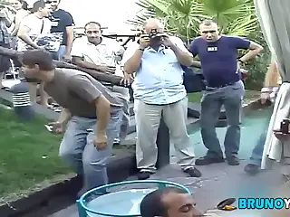 Hari penuh nafsu terbongkar di khalayak ramai, di mana keinginan terlarang diterokai dan sempadan diuji hingga ke tahap maksimum. Ciuman curi, sentuhan tersembunyi, dan bisikan janji memenuhi udara ketika jiwa petualang ini melepaskan sisi liar mereka.