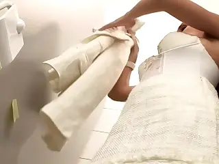 کیر گلاب هول در زمان استراحت قهوه با میلف سینه‌گنده ناتالی براون با زمان‌بندی جسورانه‌اش غافلگیرکننده‌ست، بدن‌ها در یه سکس سریع از هوس پنهان به هم می‌رسن. عطر بخارآلود قهوه با هیجان مخلوط میشه و ترکیبی حسی منحصربه‌فرد ایجاد می‌کنه. استراحت‌ها از برخوردهای کوتاه متمرکز روی سوراخ به پایان‌های رضایت‌بخش طولانی تبدیل میشن و به روال عادی ادویه می‌زنن.