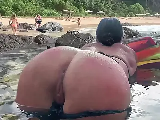 Un étranger partage mon sperme avec des poissons en public, un acte surréaliste d'exhibitionnisme. Les regards choqués et amusés ajoutent au frisson !