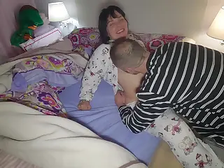 جنس منزلي مع زوجة مثيرة يتضمن نيك وقذف في الفم، الأجواء الهواة خام ومباشرة. طعم السائل يختلط مع شهقات تتردد في المكان، والتغيير المفاجئ في الأوضاع يحافظ على الطاقة حية، مما يجعل اللقاء مفضلاً.