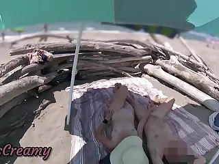 Istri ekshibisionis dapatkan handjob nakal di pantai di bawah tatapan penonton, berakhir dengan cumshot kontol gede yang benar-benar tak senonoh