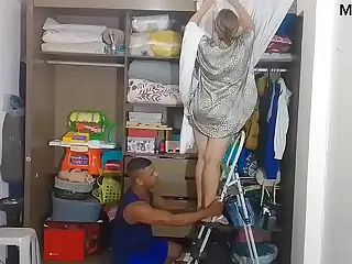 Un beau-fils et sa belle-mère s'enlacent dans l'escalier lors d'une baise interdite chargée d'électricité. Un effleurement de lèvres contre le cou embrase le feu, tirant des halètements qui résonnent dans l'espace. Les coups brefs et intenses se mêlent aux étreintes prolongées d'une connexion profonde, créant un tourbillon de secrets coquins dans la pénombre.