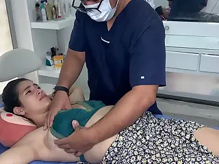 La consultation chez le dermatologue finit en sexe maison avec une MILF chaude qui se masturbe avec ses énormes seins noirs ronds