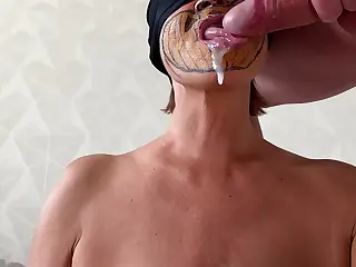 شاهدوا هذه الأم (ميلف) تنزل وتعطي أفضل جنس فموي في حياتك قبل أن ينهيها بقذف كريمي يتركها تقطر ومرتاحة، تجعلها حلوة لا تنسى. شفاهها تلتف بإثارة وإرضاء، تحول الفعل البسيط إلى تجربة فاحشة.