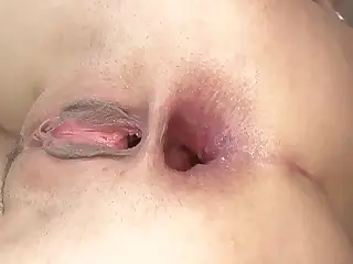 年轻熟女Poppy Morgan被黑人巨屌颜射肛交，精液泼满脸蛋和屁股。快速抽插与缓慢玩弄交替，最终在混乱中达到极致高潮