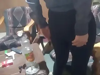 Ich mache meinen Mann an, lecke seinen Arsch und blase seinen Schwanz in einem verspielten Tease! Die Spannung liegt in der Luft, ein freches Vorspiel.