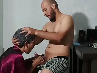 Prépare-toi pour une expérience époustouflante alors que cette belle-mère MILF excitée montre ses compétences incroyables en fellation, te faisant oublier tous tes soucis. Ses lèvres sont comme du velours, sa langue un jeu taquin, te laissant supplier pour plus. Un gémissement lui échappe alors qu’elle atteint le point de non-retour !