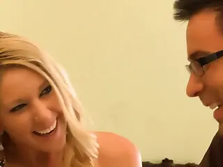 MILF tóc vàng Alysha Rylee trình diễn màn cưỡi cặc điêu luyện! Môi và lưỡi ả như có phép thuật, khiến bạn tình phát điên vì mong chờ. Cảnh chuyển sang cảnh địt chậm mà sâu khi đầu ả đập vào tường. Chiêm ngưỡng nghệ thuật quyến rũ, nơi khoái lạc là đích đến cuối cùng.