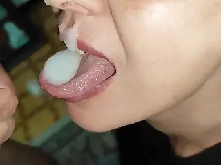 Isteri MILF matang puas-puas menghisap kote sampai mulut penuh dengan hasil krim dalam adegan yang sangat mendalam.