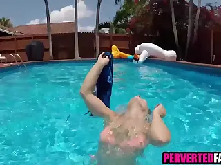 Kulit yang terpanggang matahari dan keinginan terlarang bersatu di kolam renang, di mana ibu tiri ngasih saran nakal. Ajakan sederhana berubah jadi pertemuan seru yang dipenuhi sentuhan terlarang dan erangan bersama di bawah langit musim panas.