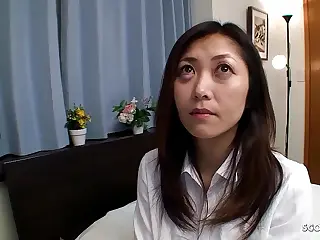 Ibu tiri matang asal Jepang bawa rayuan ke level baru, menggoda anak tirinya masuk fantasi creampie yang terlarang tapi tak tertahankan. Saksikan dia merangkul kekuatan sensualnya, menggiringnya ke jalan tanpa kembali dengan setiap sentuhan dan pandangan.