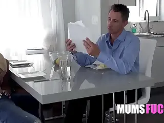 Cette cochonne de MILF se fout de son mari alors qu'elle suce goulûment son beau-fils, s'adonnant à un plaisir interdit à la fois excitant et tabou, ses gémissements résonnant dans la pièce! Sens l'électricité dans l'air alors qu'elle assume ses désirs.