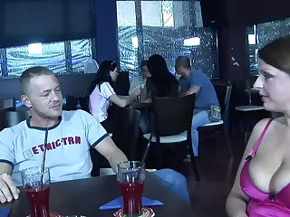 Bar-Ficken mit einer Cougar-MILF heizt die Nacht an – gedämpftes Licht wirft Schatten, die die verbotene Stimmung verstärken. Gläser klirren im Hintergrund, während die Aktion läuft, Stimmen steigen in einer Mischung aus Flüstern und Schreien. Die kühle Barthecke unter der Haut kontrastiert mit dem inneren Feuer und macht jeden Moment lebendig.