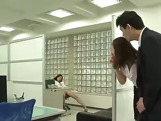 Lao vào cuộc tình văn phòng nóng bỏng khi nữ tổng giám đốc dâm đãng thống trị hiện trường, những lời thì thầm khàn khàn của ả xé toạc không khí như tiếng gọi sirene thổi bùng đam mê nguyên bản. Các cơ thể quấn lấy nhau trong cơn lốc những động tác cấm kỵ, cảm giác trơn trượt của da cọ vào vải dẫn đến cao trào điên cuồng khiến mạch đập tăng nhanh. Năng lượng hoang dã bùng nổ khi mỗi cú đẩy vang lên với khát khao không kiềm chế, biến những màn tranh quyền đoạt vị thành khoái cảm thuần túy.