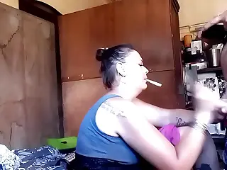 MILF horny langsung nyedot dengan penuh semangat, bikin blowjob biasa jadi pusaran suara basah dan erangan. Bibirnya melahap batang keras dengan gesekan memuaskan, bikin tegang yang listrik sekamar. Makin cepat, akhirnya klimaks penuh kekuatan liar.