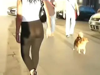 Quần legging trong suốt bó sát vào đường cong, chất vải mỏng manh lướt trên da như nam châm hút mắt. Cử chỉ càng lúc càng táo bạo dưới ánh nhìn dò xét, tạo nên bầu không khí căng thẳng đầy kích thích. Những lời thì thầm ngưỡng mộ khiến khoảnh khắc trở nên nóng bỏng, khơi gợi những ham muốn không ngờ.