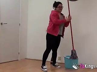 Petugas kebersihan disergap Julius di studio, mengubah rutinitas menjadi kekacauan yang menggoda. Kejutan berlangsung cepat, tubuh bertabrakan dalam kabut hasrat. Gema langkah kaki tergesa-gesa menentukan tempo, membumi adegan dalam ketegangan yang mendebarkan.