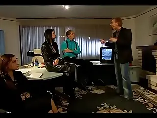 Selami misteri erotis investigasi adegan bercinta ini, di mana setiap petunjuk mengarah ke klimaks kenikmatan yang murni dan tak terbendung. Film penuh petualangan terlarang dan nafsu memuncak! Suasana penuh teka-teki saat para penyelidik ungkap kebenaran di balik setiap adegan panas.