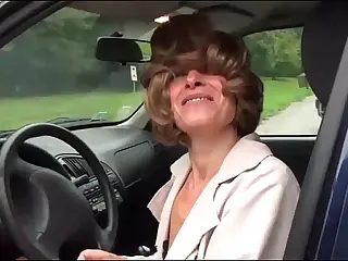 Phấn khích dâng trào khi người đàn bà chín chắn lao vào cuộc phiêu lưu bú cu, nhanh chóng biến thành mớ hỗn độn người người đan xen và những cuộc chạm trán nghẹt thở thắp sáng không gian. Năng lượng cuồn cuộn chiếm lĩnh, tiếng cười nhạt dần thành nhịp điệu sâu lắng vang vọng khát khao bị kìm nén lâu nay. Chất vải thô ráp dưới bàn tay vội vàng neo đậm đam mê, biến tò mò đơn thuần thành cơn lốc thỏa mãn chạy dọc từng dây thần kinh.