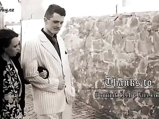 Porno retro dengan yang liar dan gila seks meledak ke panggung dalam hiruk-pikuk nostalgia revelri yang tak terhambat, menangkap kesenangan abadi. Kresek film lama menambah gema vintage pada jeritan penuh gairah, menarik penonton ke dalam kekacauan. Tubuh menyatu dalam pusaran, mengubah getaran klasik menjadi badai ekstase modern.
