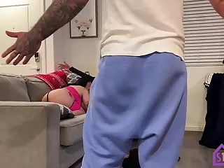 Eine MILF, frech und ungehemmt, sehnt sich nach dem Kick von zwei Schwänzen, ein Verlangen ohne Grenzen. Spür die Vorfreude, wie sie sich Partner sucht, um ihre Fantasien zu erfüllen und die Grenzen von Lust und Befriedigung zu sprengen.