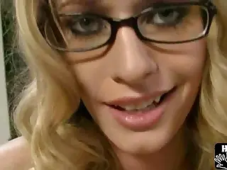 Une MILF amateur donne une branlette taquine qui monte comme une mèche lente, son focus intense et inébranlable. Le glissement doux de la peau contre la peau crée des vagues de sensations, accompagnées de soupirs qui remplissent la pièce. Leur jeu évolue en quelque chose de magique, une danse d'anticipation et de lâcher-prise.