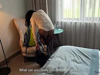 Ein geteiltes Bett führt direkt zu unerwartetem Anal-Spaß, Körper, die sich unter der Decke bewegen, während die Nacht mit plötzlicher Dringlichkeit elektrisiert wird. Das leise Rascheln der Laken mischt sich mit stockenden Atemzügen und zieht sie in ein heißes Gewirr. Lust bricht in Wellen aus und verwandelt das Gewöhnliche in etwas Wildes, Berauschendes.