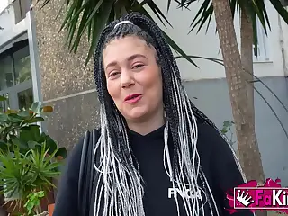 Buổi casting điên loạn của Chloe Funny vượt khỏi tầm kiểm soát, cô nàng hư hỏng bị địt sâu trong cơn cuồng loạn. Những tiếng la đầy bất ngờ hòa lẫn khoái cảm vang dội khắp nơi. Cảm giác đau nhói từ độ sâu bất ngờ khiến sự hỗn loạn thêm phần kịch tính, biến buổi thử vai thành bùng nổ dục vọng.