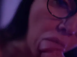 Eine lasterhafte MILF verpasst ihrem Mann einen geilen Blowjob! Spüre pure, unverfälschte Lust und den explosiven Höhepunkt.