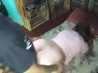 یک دختر خوشگل با لباس صورتی رو میگام، پارچه با هر حرکت صدا میده که عجله بازیگوش رو بیشتر میکنه. بوی گل ملایم تو هوا میمونه، با آه‌های نرمی که از لباش فرار میکنه مخلوط میشه. تو ریتم گم میشیم، به یه اوج مشترک میرسیم که هم خودجوشه هم هیجان‌انگیز.