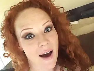 La MILF rousse Audrey Hollander dans une baise hardcore, les coups frappent comme des vagues. Les grognements emplissent l'air, accumulant des couches de chaleur. La frénésie brise les limites, laissant des échos d'extase.