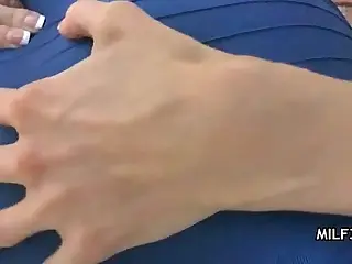 饥渴难耐的浪荡熟女扭动着身子，欲望爆发成疯狂性爱点燃夜晚。空气中充斥着喘息和肉体碰撞声，将你卷入欲望的漩涡。昏暗光线中肢体纠缠，上演一场如暴风雨般狂野的能量释放。