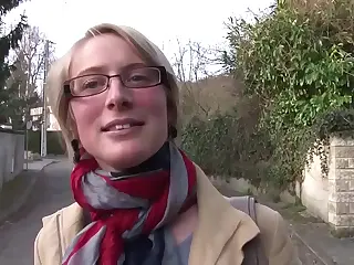 شقراء رائعة تتحمل سحاق عميق مكثف، جسدها يتقوس عبر موجات متعة تتطلب استسلاماً كاملاً. الدفعات تأتي بقوة وسرعة، محولة الألم إلى ضباب لذيذ. نفس حاد في لحظة الذروة يقطع الهواء، جاعلاً الكثافة محسوسة.
